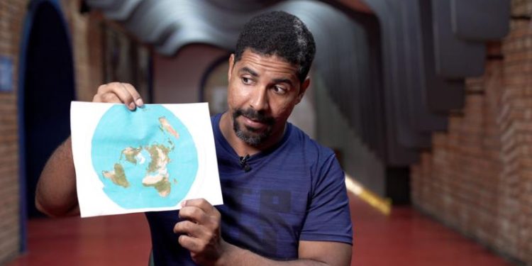O terraplanista que defendia a crença que a terra era plana e viajou para ver fenômeno solar e ‘descobriu’ que Terra é redonda: ‘Foi como desilusão amorosa’