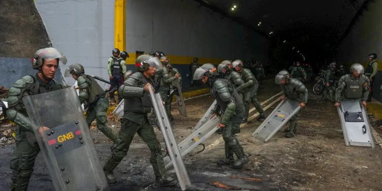 Atos na Venezuela têm 749 presos, sete mortos e 48 policiais feridos