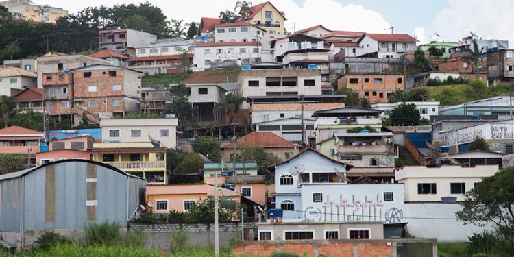 Em 2023, pobreza no país cai ao menor nível desde 2012, segundo indicadores do IBGE.