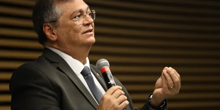 Dino determina que PF investigue conduta de Bolsonaro durante pandemia
