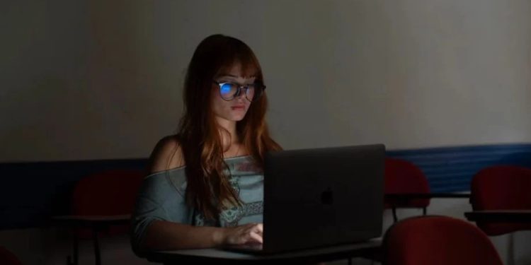 Reportagem: Vítimas de nudes com IA sofrem em limbo digital enquanto sites lucram: “Me senti abusada”