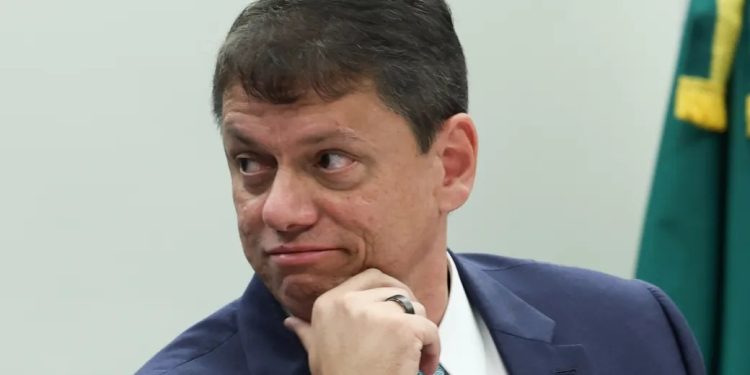 Tarcísio fez repasses de quase R$ 3 bilhões a prefeituras por apoio à venda da Sabesp