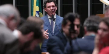 Fim da escala 6×1: setores da indústria e comércio apoiam proposta mais branda na Câmara