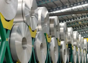 Guerra no Oriente Médio pode abrir oportunidades para o alumínio brasileiro. Artigo: Janaina Donas, presidente-executiva da ABAL