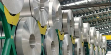 Guerra no Oriente Médio pode abrir oportunidades para o alumínio brasileiro. Artigo: Janaina Donas, presidente-executiva da ABAL