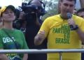 Em ato esvaziado, Flávio Bolsonaro acena para mulheres e tenta se blindar de tarifaço
