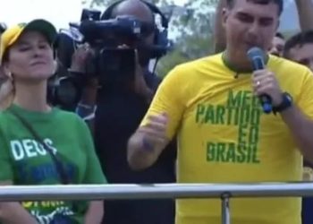 Em ato esvaziado, Flávio Bolsonaro acena para mulheres e tenta se blindar de tarifaço