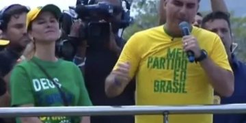 Em ato esvaziado, Flávio Bolsonaro acena para mulheres e tenta se blindar de tarifaço