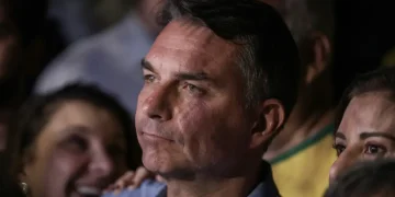 Em sabatina na Globo, Flávio não explica propostas e faz acusações sem provas